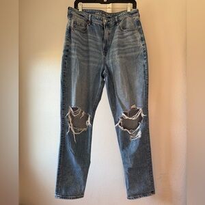 American Eagle women’s Distressed Jeans strigid